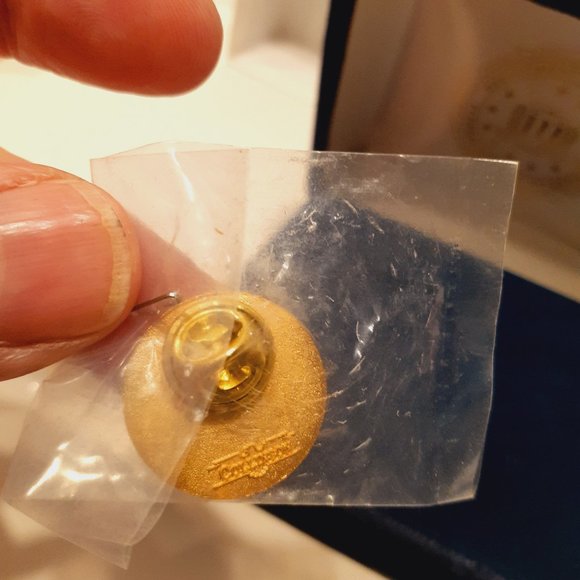 FBI DEPARTMENT OF JUSTICE 1.75" CHALLENGE COIN & FBI DOJ .75" LAPEL~ HAT PIN - Picture 7 of 9